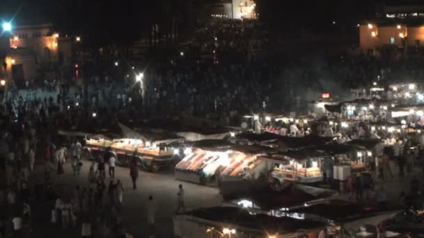 Přeplněné náměstí Djemaa el Fna v noci — Stock video