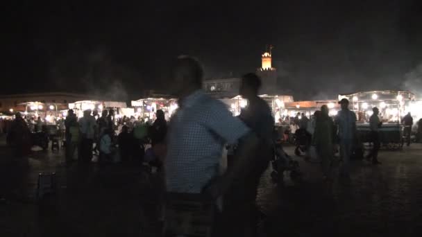 Overvol plein Djemaa el Fna in de nacht — Stockvideo