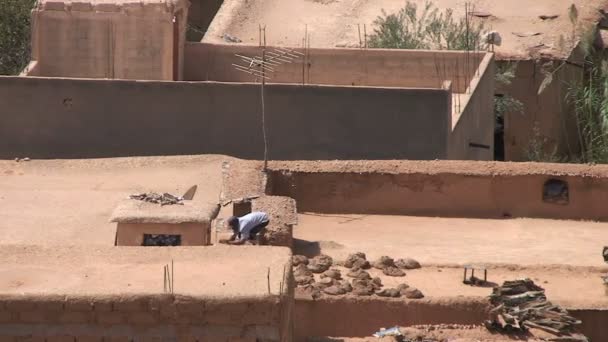 男人用建座房子粘土 — 图库视频影像