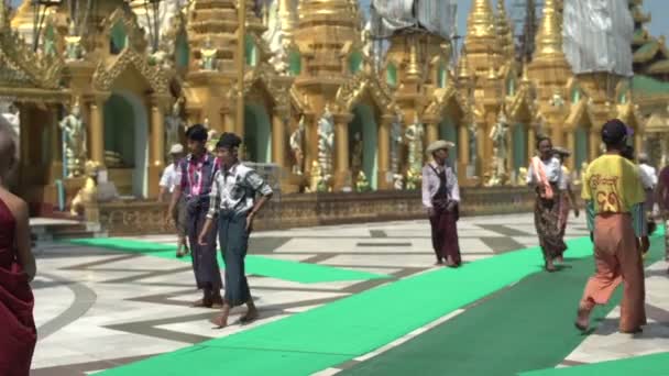 Gente que pasa por la pagoda Shwedagon — Vídeos de Stock