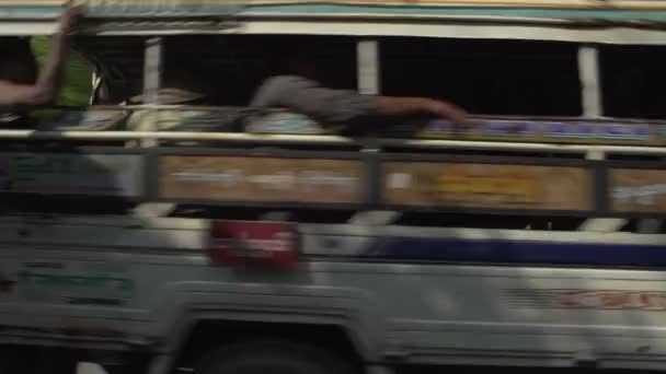曼德勒, 街道上的交通 — 图库视频影像