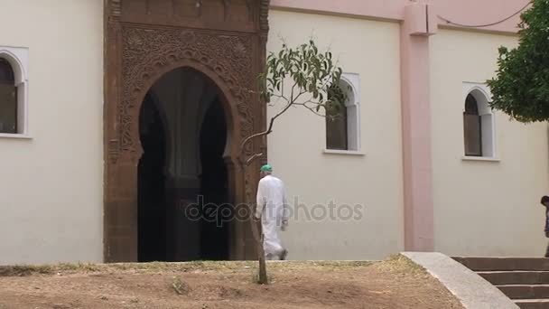 Muži sundala boty před příchodem v mešitě — Stock video