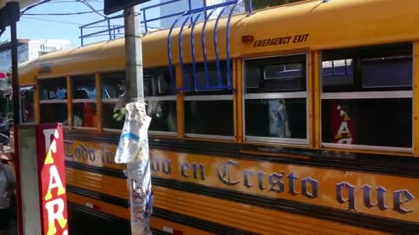Sokakta sarı okul otobüsü — Stok video