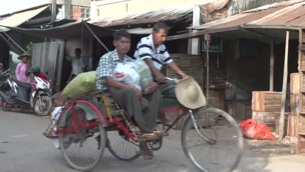 Mandalay, Verkehr auf der Straße — Stockvideo