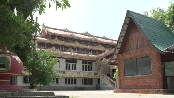 Monjes en la pagoda Shwemokehtaw — Vídeos de Stock