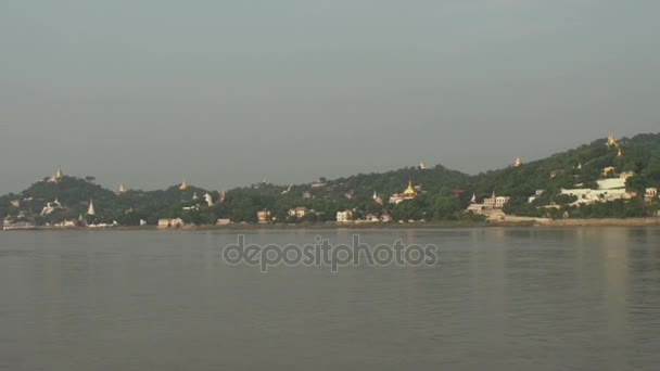 Fiume Ayeyarwady, Pagode vista paesaggio — Video Stock