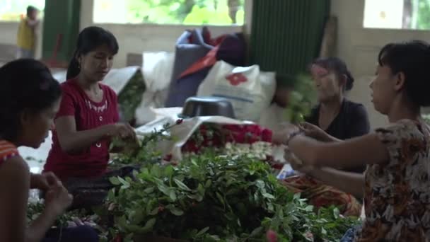 Venditori di fiori a Shwedagon Pagoda — Video Stock