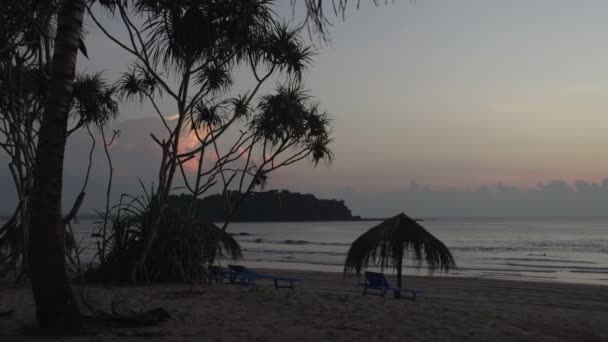 Puesta de sol en la playa de Ngwe Saung — Vídeo de stock