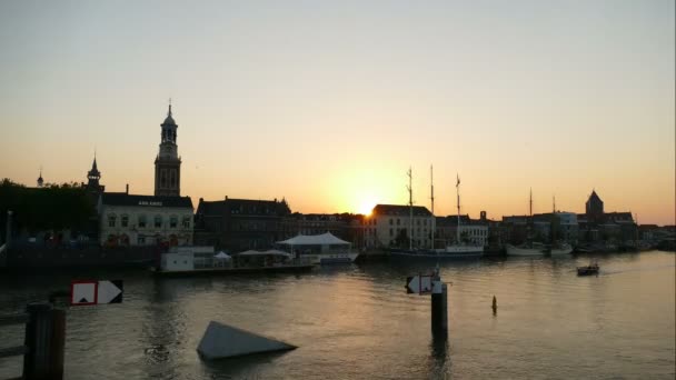 Coucher de soleil sur le quai de Kampen, laps de temps — Video