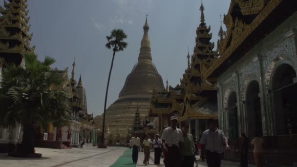 Gente que pasa por la pagoda Shwedagon — Vídeo de stock
