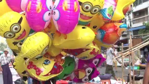 Yangon, chłopiec z balonów przy ulicy fair — Wideo stockowe