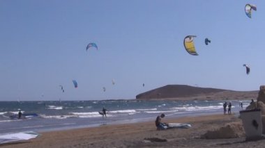 La Gomera plajda kitesurfers