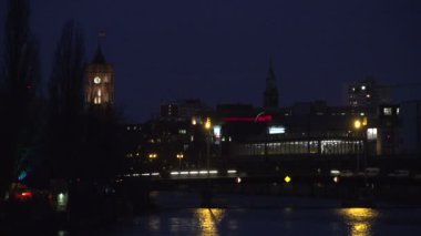 Spree Nehri gece, saat kulesi