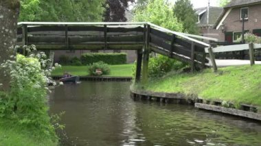 Giethoorn kanalda turist ile teknelerin görüntüleri