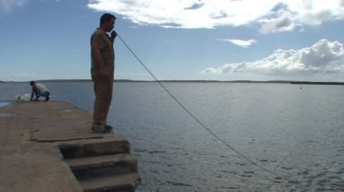 Cienfuegos, Harber, balıkçı onun net suya atar.