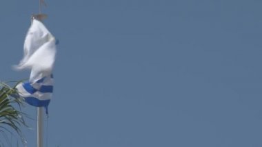  Kıbrıs rüzgarda sallayarak bayrakları