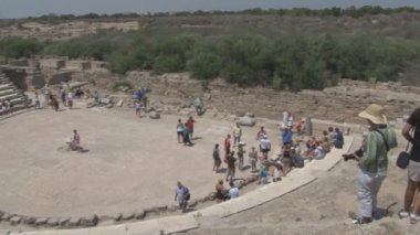 Antik Yunan şehirde yürüyüş turist 