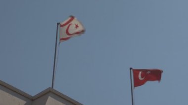 Mavi gökyüzü Türk Cypriotish bayraklar görüntüleri