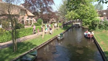 Giethoorn kanalda turist ile teknelerin görüntüleri