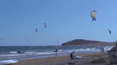 La Gomera plajda kitesurfers