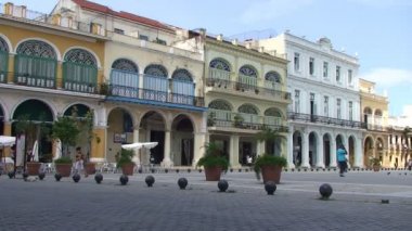 Plaza Vieja üzerinde koloni binaları