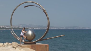 Kadın possing, deniz tarafından sanat görüntüleri