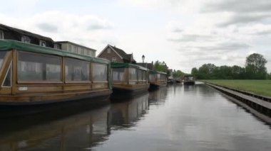 Giethoorn kanalda turist ile teknelerin görüntüleri
