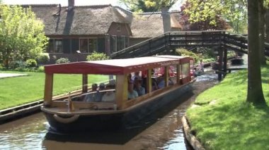 Giethoorn kanalda turist ile teknelerin görüntüleri