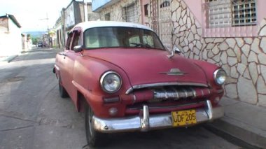 Retro araba ile sokak görünümü