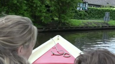 Giethoorn kanalda turist ile teknelerin görüntüleri