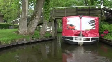 Giethoorn kanalda turist ile teknelerin görüntüleri