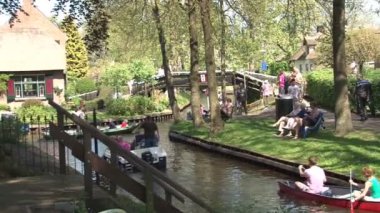 Giethoorn kanalda turist ile teknelerin görüntüleri