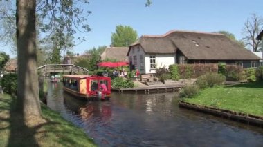 Giethoorn kanalda turist ile teknelerin görüntüleri