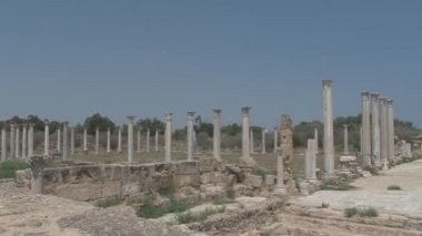 Antik Yunan şehirde yürüyüş turist 