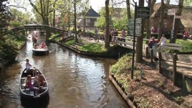 Giethoorn kanalda turist ile teknelerin görüntüleri