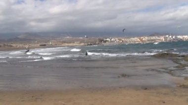 La Gomera plajda kitesurfers