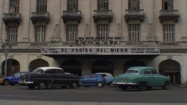 Sinema Payret ve tipik vintage arabalar