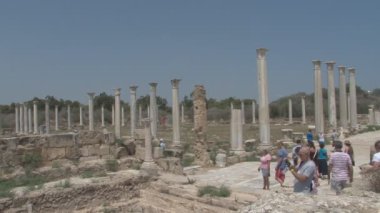 Antik Yunan şehirde yürüyüş turist 