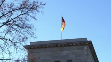 Alman bayrağı sallıyor.