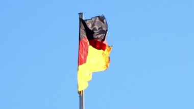 Alman bayrağı sallıyor.