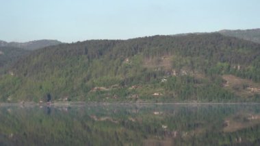 Norveç göl manzara