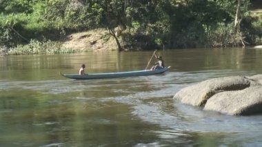 Grand Rio nehirde oynayan çocuklar 