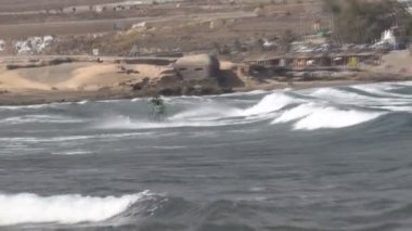 La Gomera plajda kitesurfers