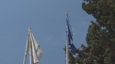 Kıbrıs ve AB mavi gökyüzü üzerinde bayrakları