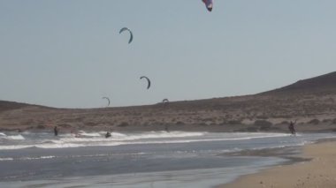 La Gomera plajda kitesurfers