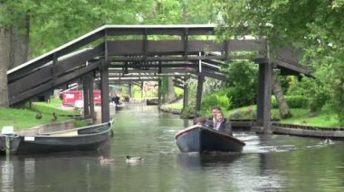Giethoorn kanalda turist ile teknelerin görüntüleri