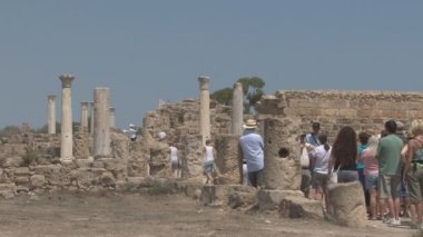Antik Yunan şehirde yürüyüş turist 