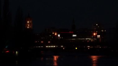 Spree Nehri gece, saat kulesi