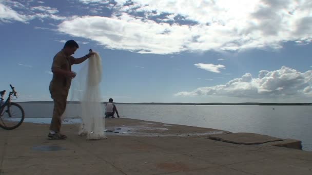 Cienfuegos Harber Fisherman Drar Fisk Netto — Stockvideo