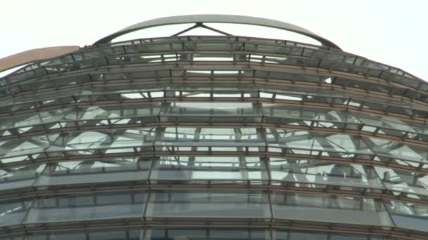 Mensen in het gebouw van de Reichstag — Stockvideo